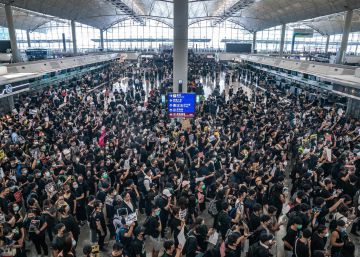 Los manifestantes bloquean el aeropuerto de Hong Kong, en imágenes