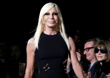 Versace ofende a China con el diseño de una camiseta y pide disculpas