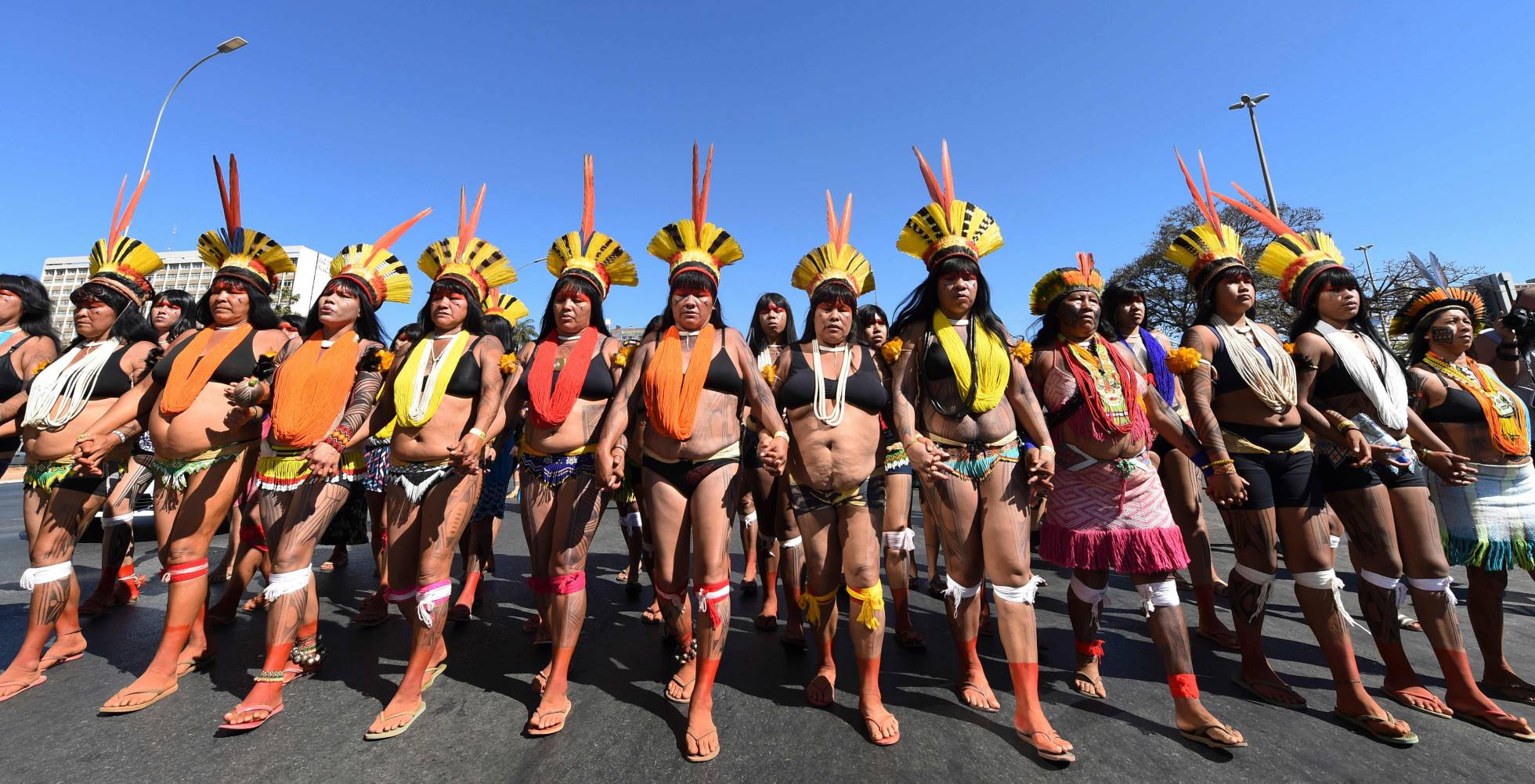 Mujeres indígenas se manifiestan en Brasilia.