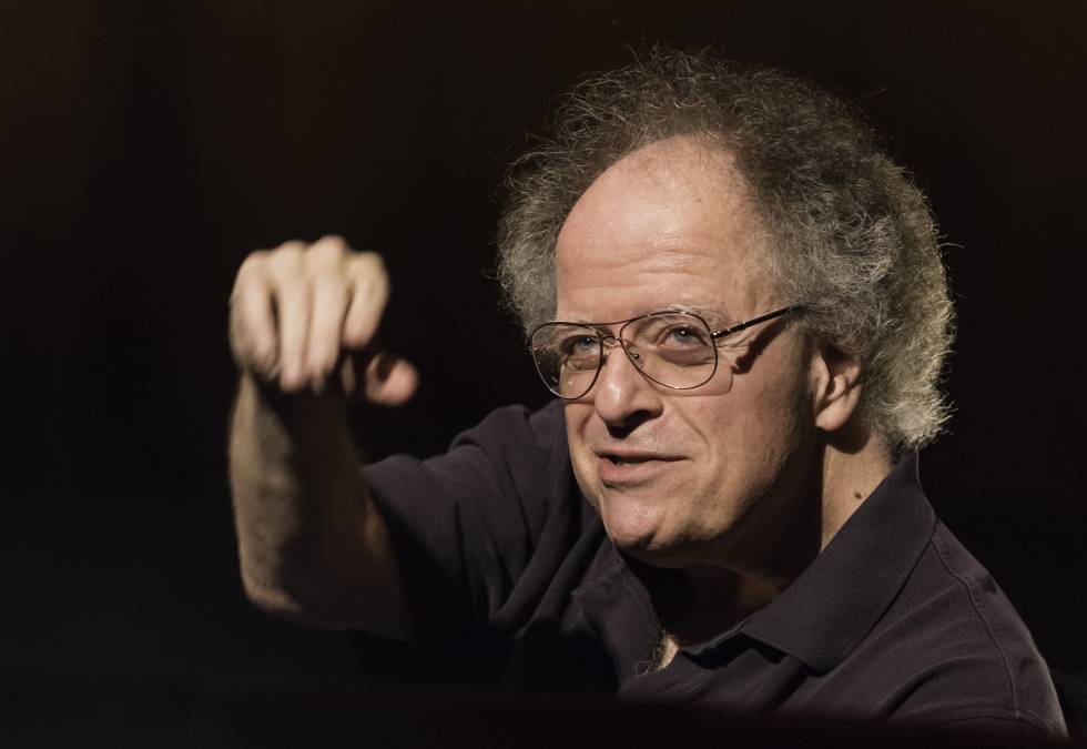 James Levine, el despedido director de la Opera Met neoyorquina después de enfrentarse a acusaciones de acoso, fotografiado en 2014.