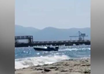 Video: Swimmer films drug drop-off at beach in southern Spain