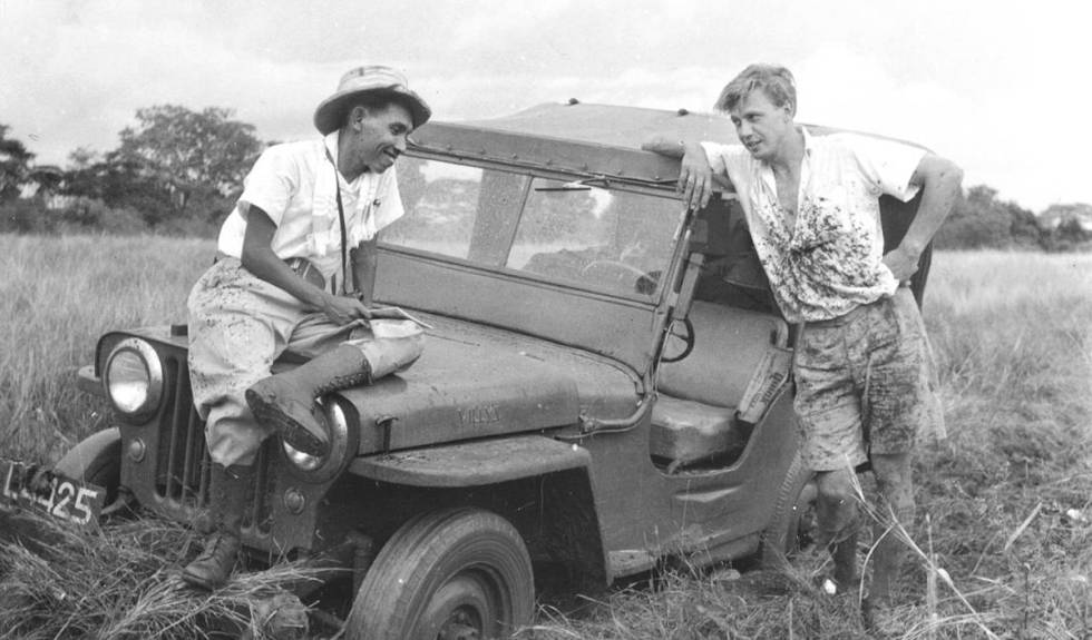 El naturalista David Attenborough junto a uno de los guías durante su viaje a Indonesia, en 1959.