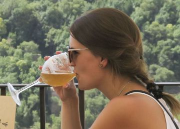 Unos turistas toman una cerveza en Granada.