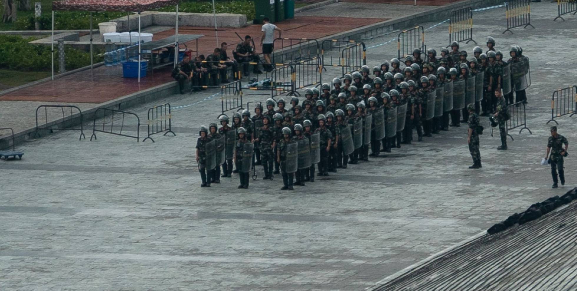 Militares del ejercito chino se forman en Shenzhen, frontera con Hong Kong.