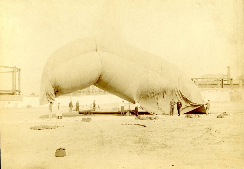 Inflado de la envuelta de un dirigible construida en el frontón Beti-Jai, en 1906.