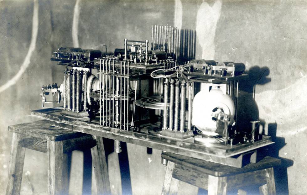 El telekino, una máquina para teledirigir vehículos, en el frontón Beti-Jai, en 1905.