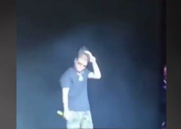 El cantante Farruko se queda sin peluquín en medio de un concierto