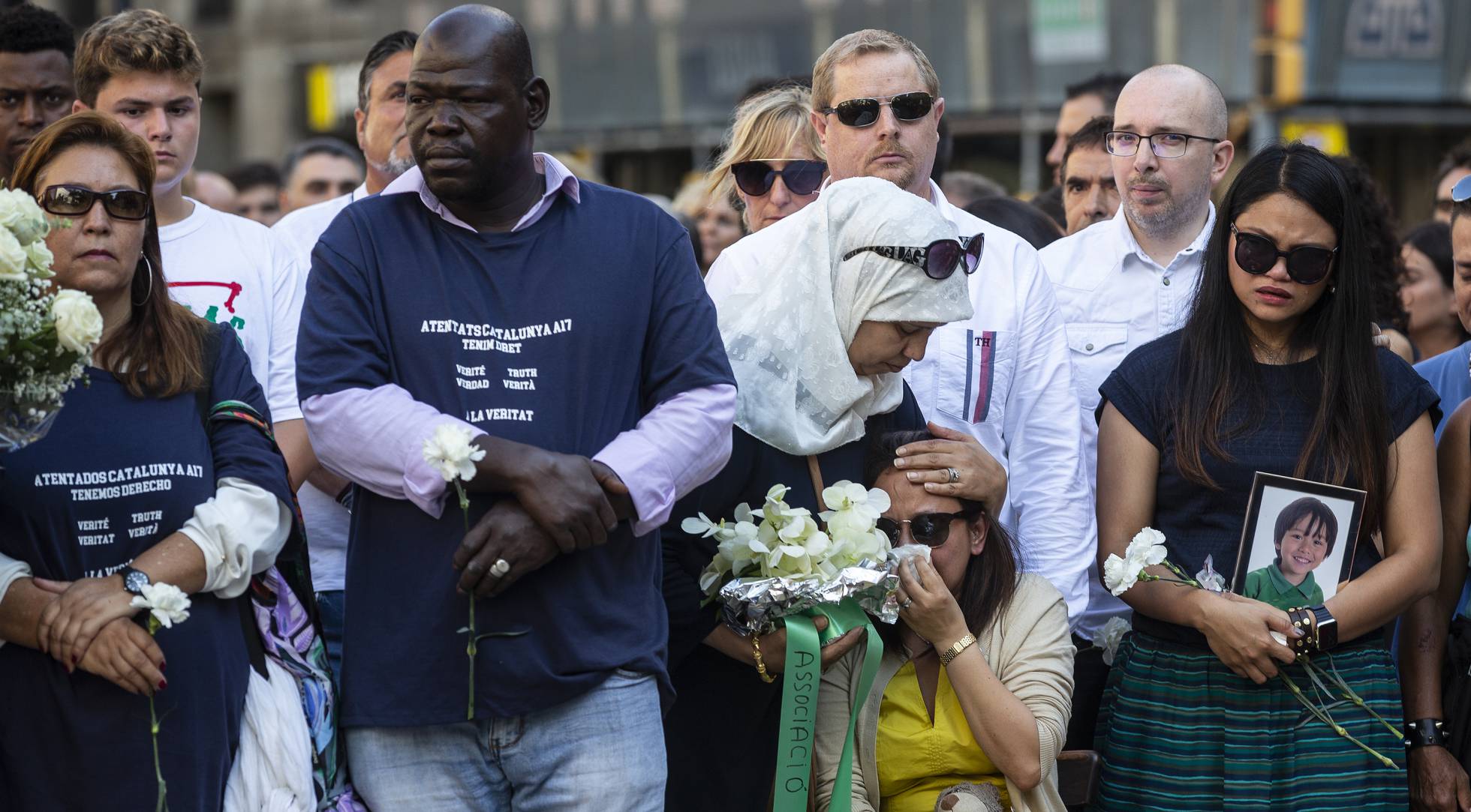 Familiares y amigos de las víctimas durante el homenaje en Barcelona.