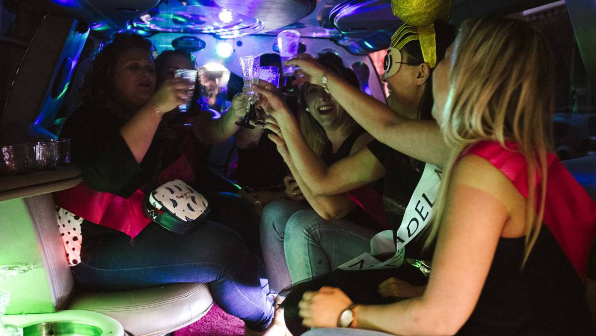 Un grupo de mujeres celebra una despedida.