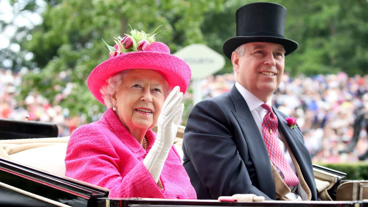 Isabel II, con su hijo Andrés en Ascot.