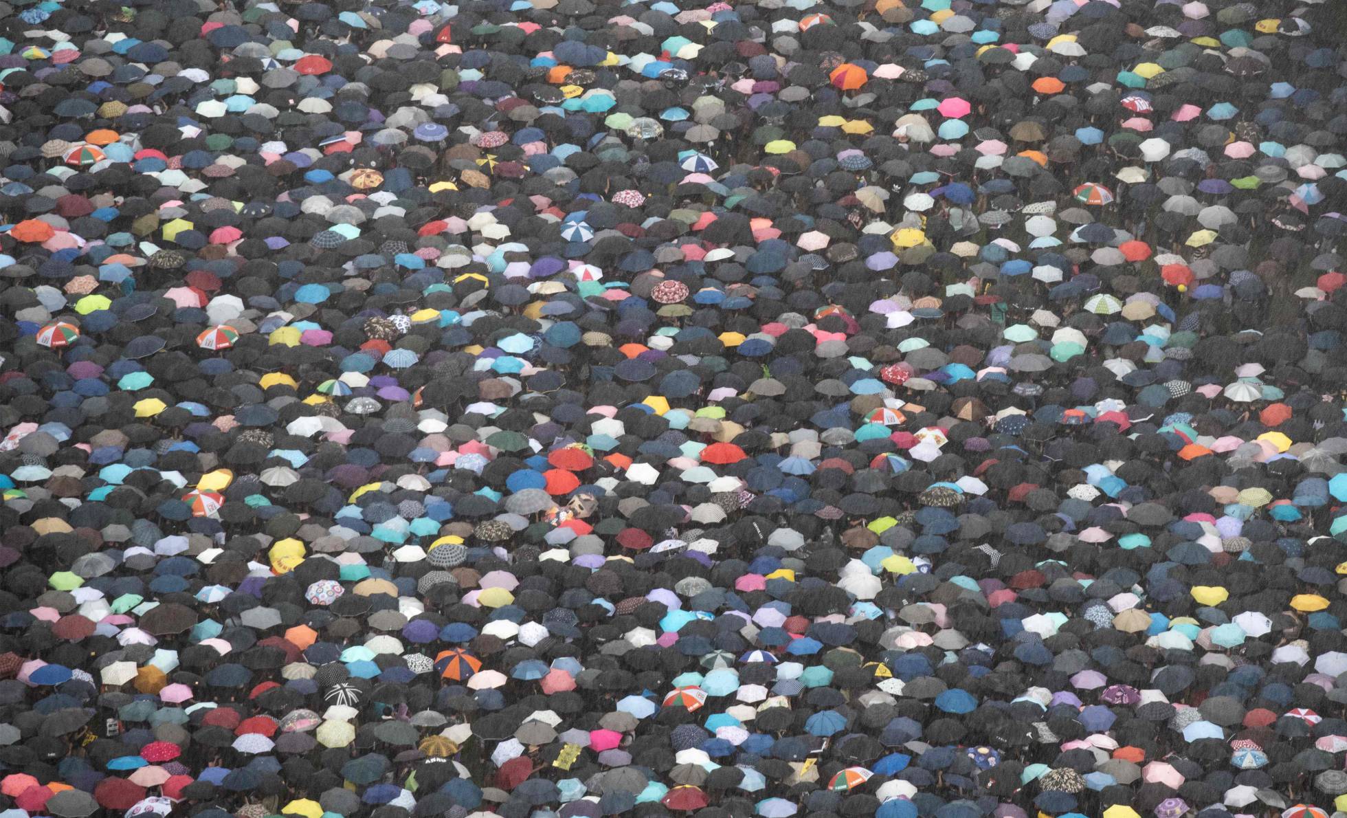 Las imágenes de la multitudinaria manifestación sin incidentes en Hong Kong