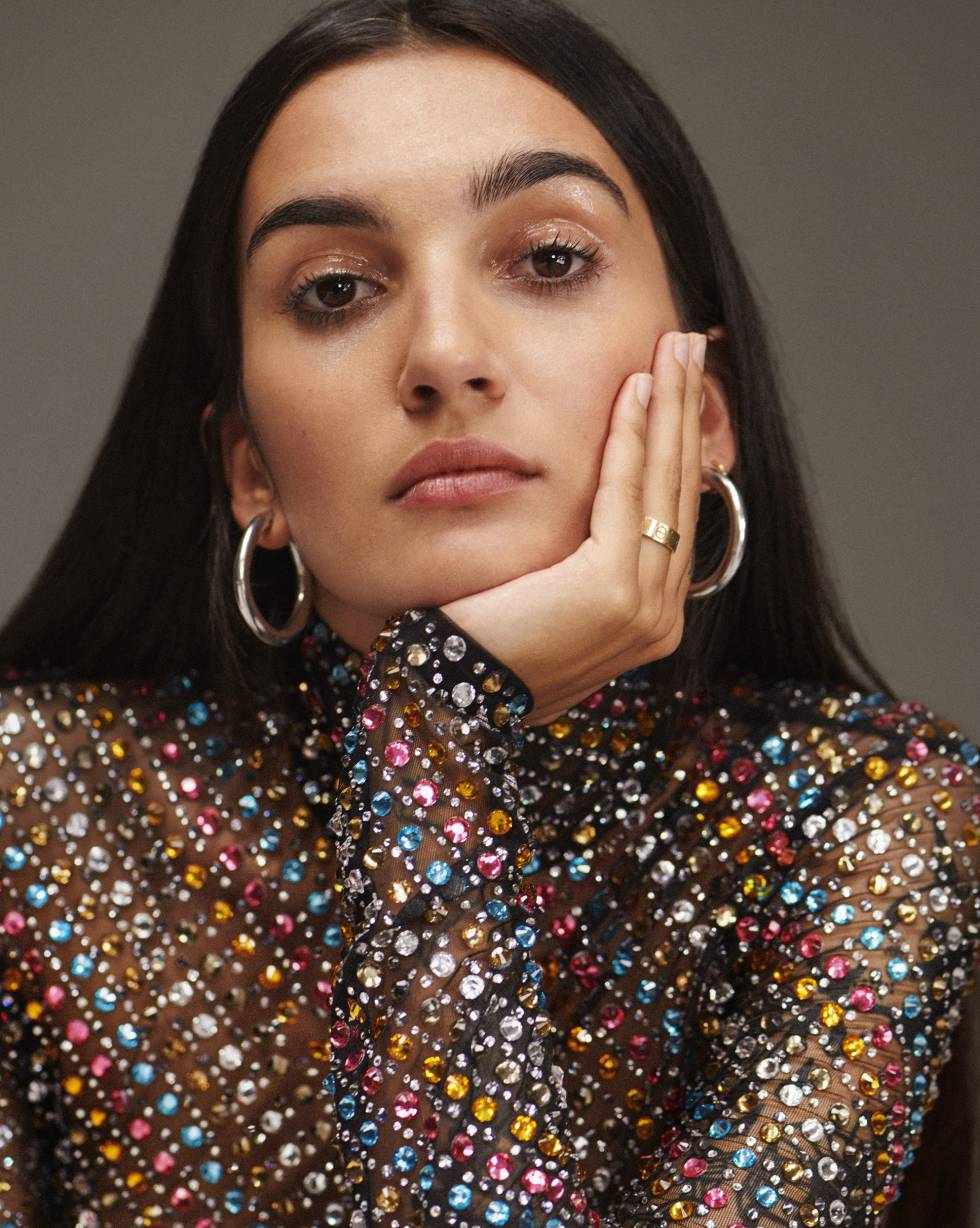 Flaca, con top de tul con ‘strass’ de Ermanno Scervino, pendientes de plata de la tienda Prototype Vintage y un anillo suyo.