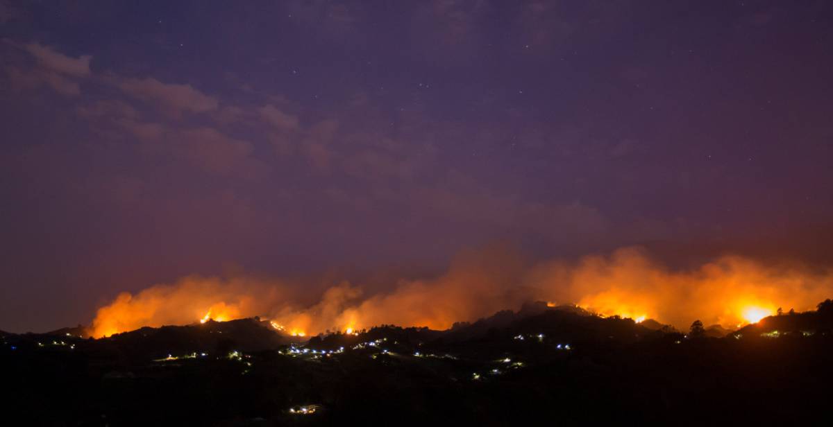 El incendio visto desde el municipio de Moya, en Gran Canaria.