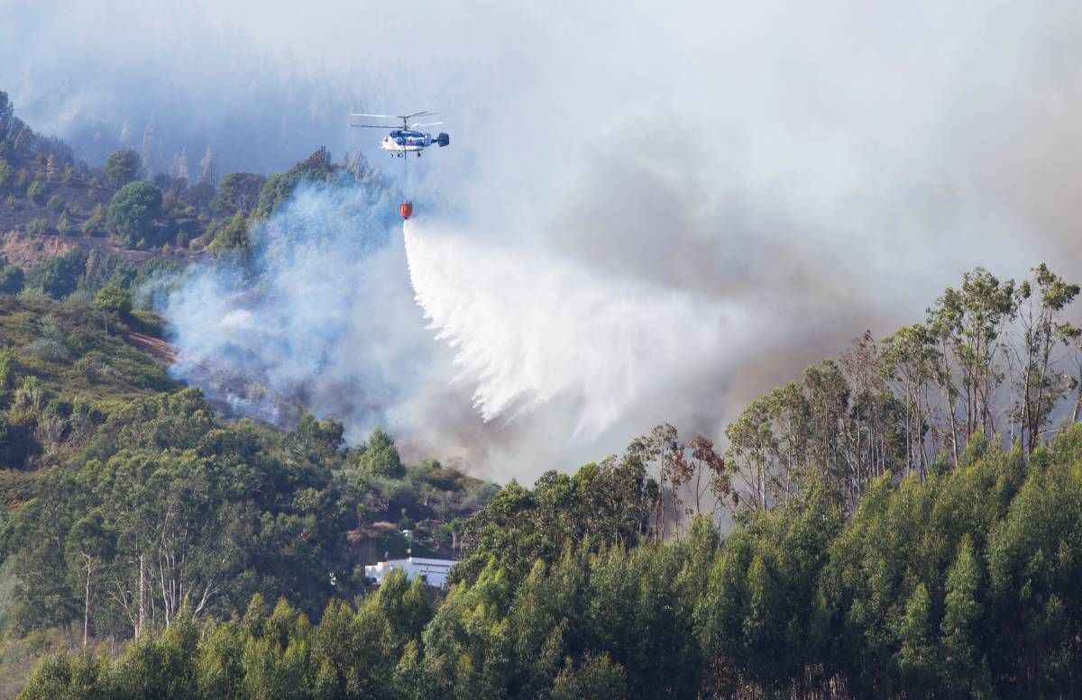 Un helicóptero realiza labores de extinción en la localidad de Guía, en Gran Canaria.