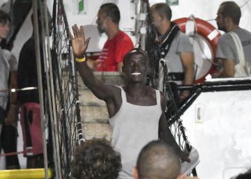 El ‘Open Arms’ desembarca en la isla de Lampedusa tras la orden del fiscal