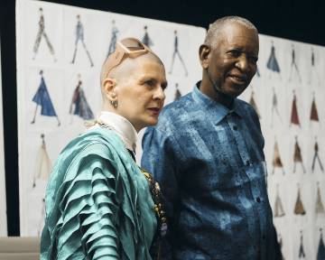 La antropóloga experta en textiles africanos Anne Grosfilley con el diseñador Pathé’O, uno de los más importantes del continente, que han participado en este proyecto.