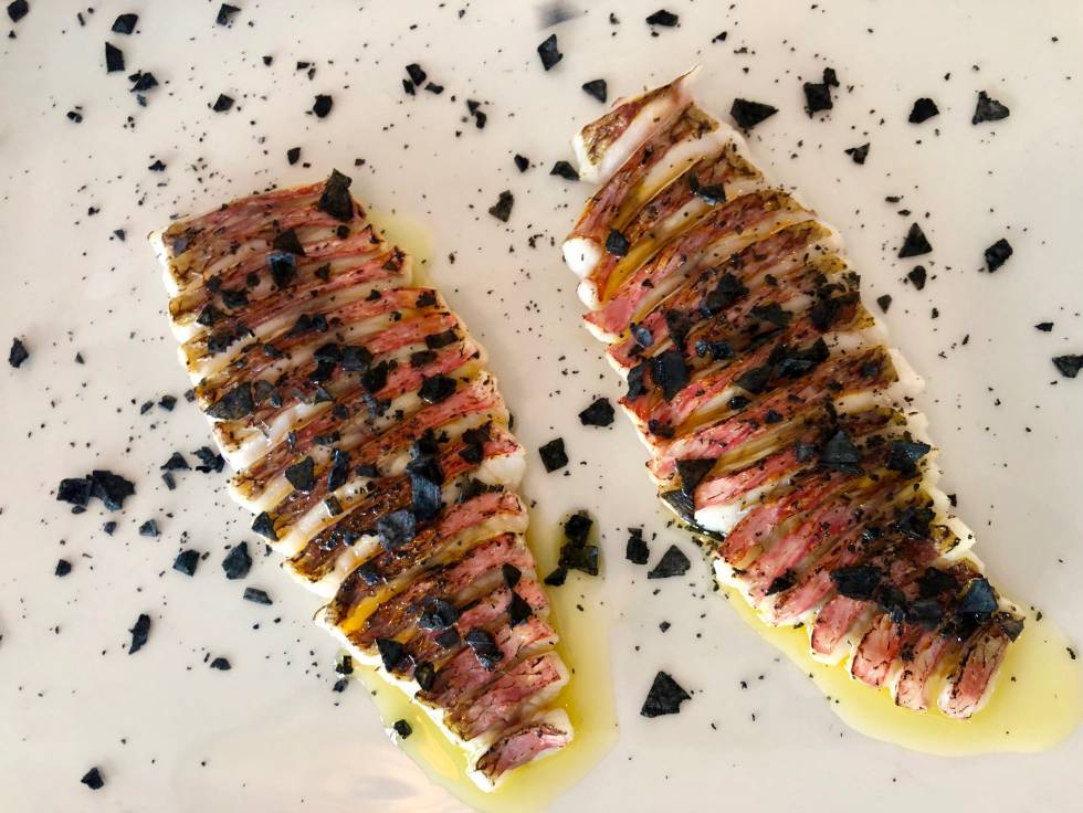 Salmonetes espetados con aceite y sal negra Capel
