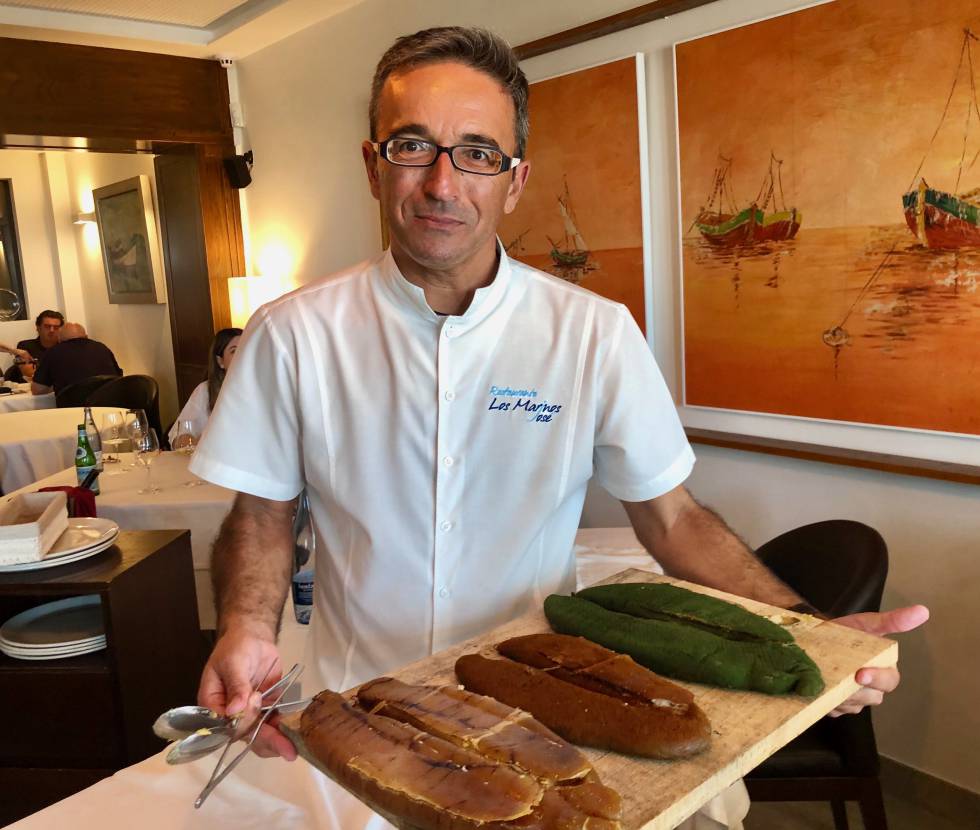 José con la bandeja de huevas de maruca Capel