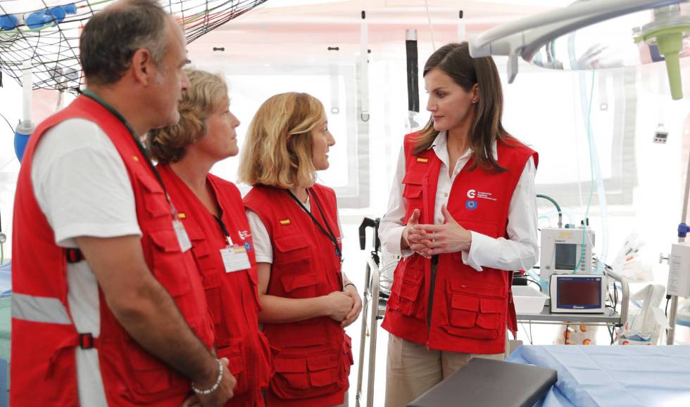 La reina Letizia, en el hospital de campaña de cooperantes españoles en Dondo. rn