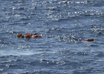 Y del refugio saltaron otra vez al mar