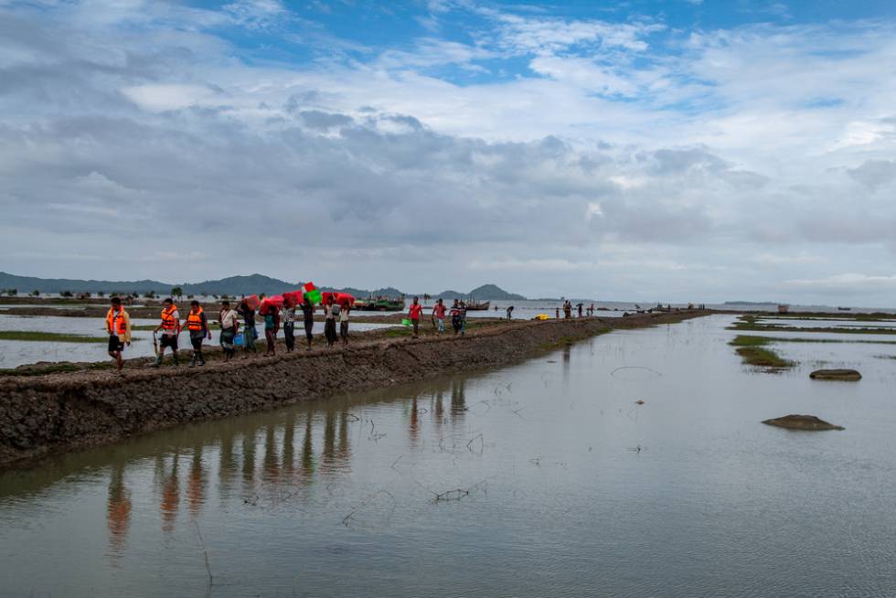 El equipo médico de MSF entra en el campamento de Ah Nauk Ye para establecer su clínica móvil. Este campamento alberga a casi 5,000 personas. Está superpoblado y es propenso a las inundaciones durante la temporada de lluvias.