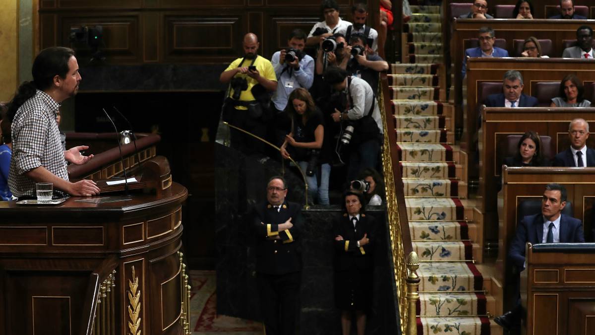 Pablo Iglesias se dirige a Pedro Sánchez en la sesión de investidura del 25 de julio.