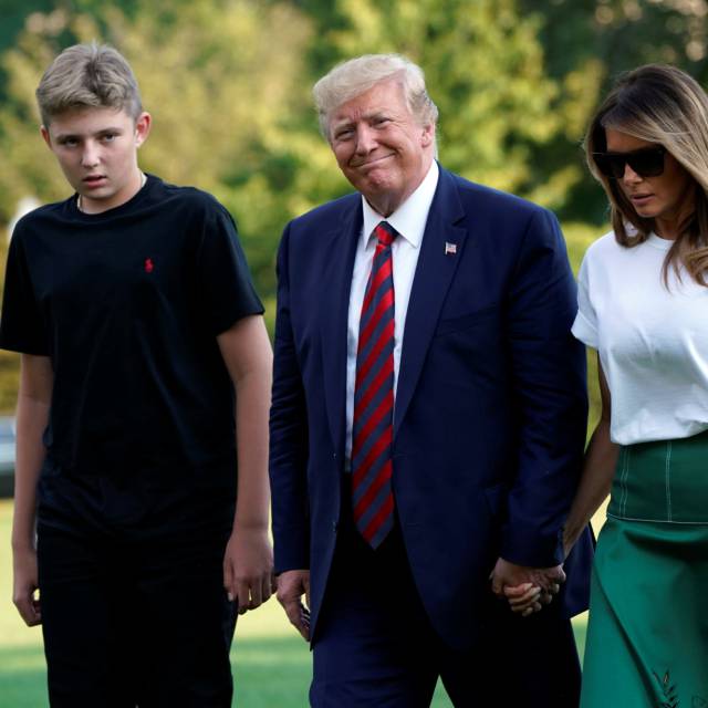 Donald y Melania Trump, con su hijo Barron, en la Casa Blanca.