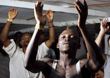 ‘Open Arms’ docks in Italian port of Lampedusa after 20 days at sea