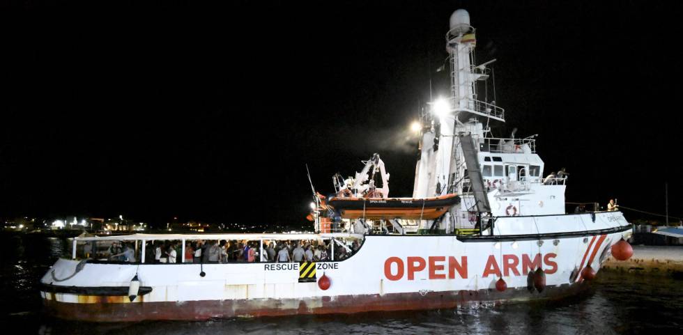 The ‘Open Arms’ rescue ship arrives in Lampedusa on Tuesday night.