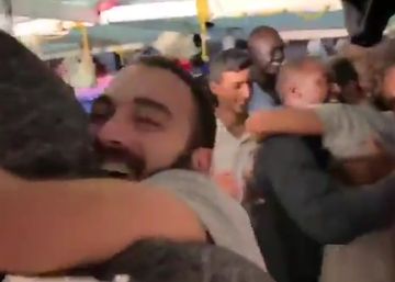 El momento en el que el ‘Open Arms’ recibe la noticia de que atracará en Lampedusa