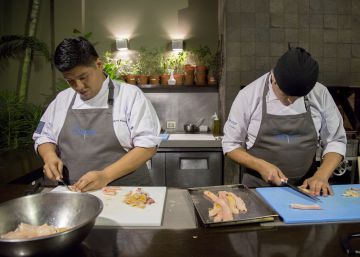 Dos chefs cocinan en un restaurante de Lima.