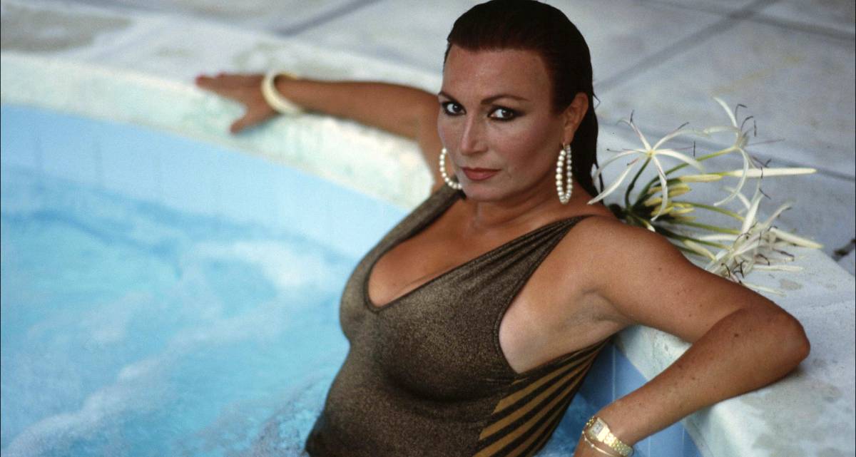 Rocío Jurado, posando en una piscina, en 1997.