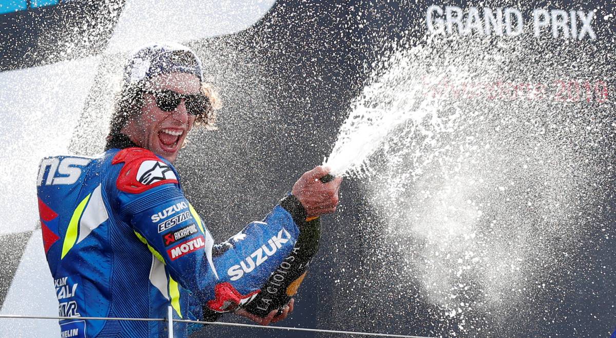 Alex Rins celebra su victoria en el podio.