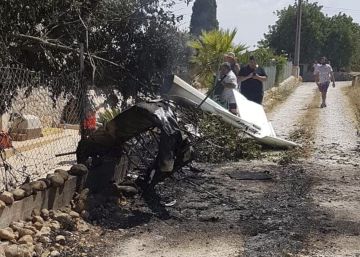 Restos de la avioneta y el helicóptero tras el suceso.