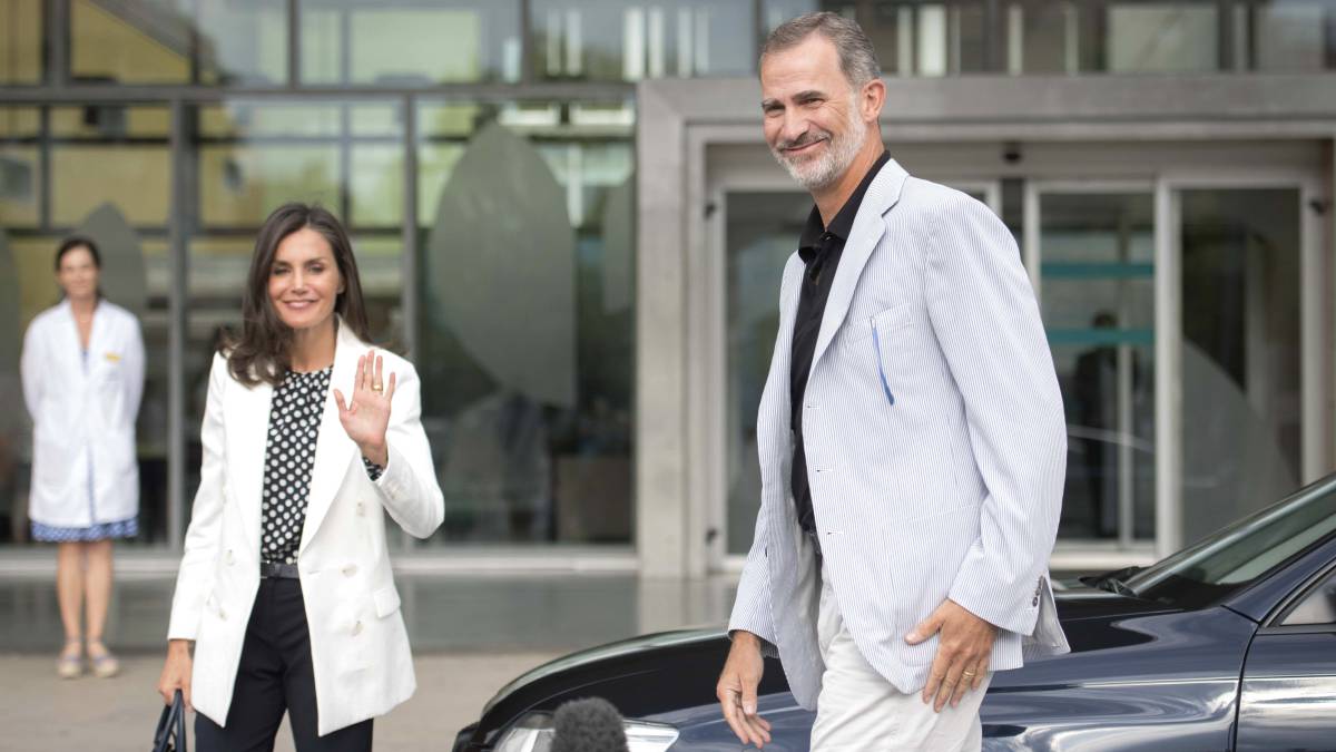 Los reyes Felipe y Letizia llegan al hospital.