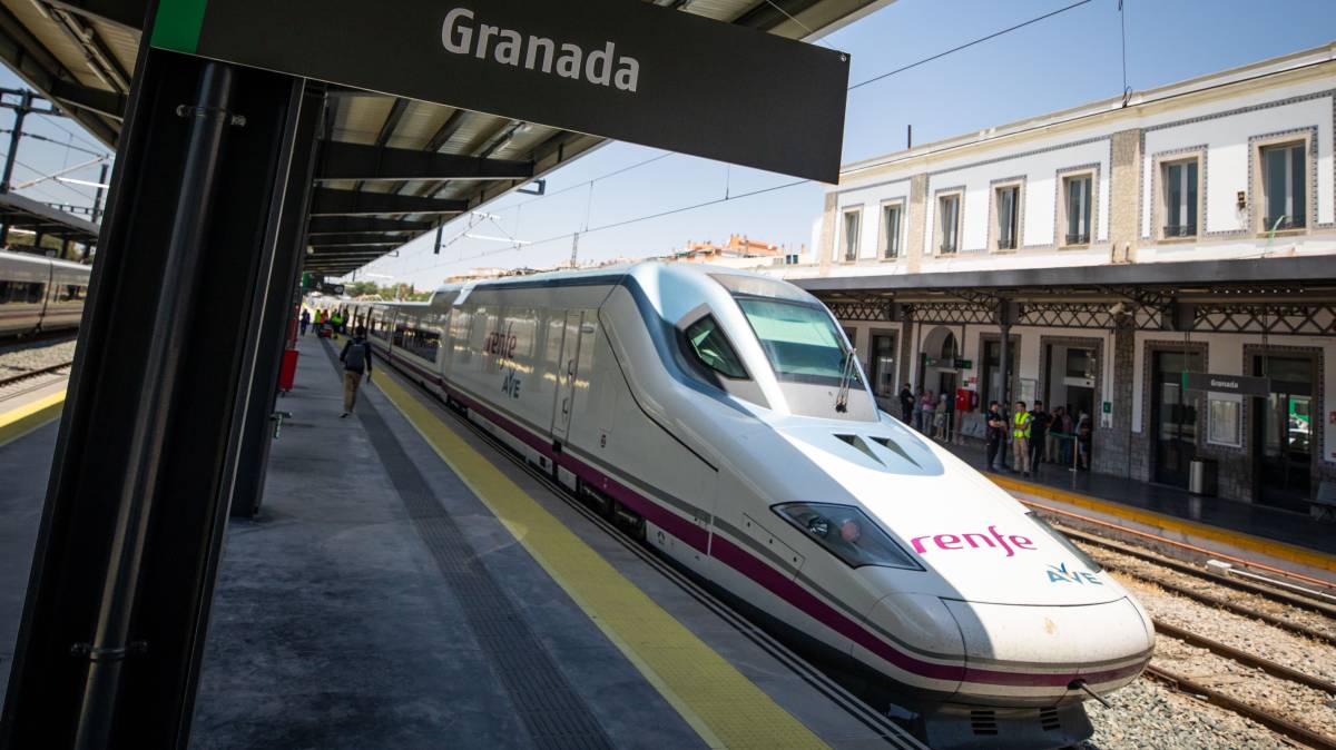 Llegada del AVE a la estación de Granada.