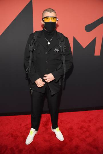 Bad Bunny. Todo correcto hasta que llegamos a la altura de la cara. ¿Un tipo escrupuloso con los virus? No: lo último en moda.