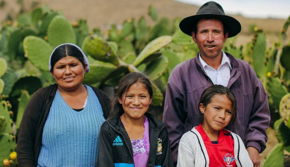 Nora, Miguel y sus dos hijas.