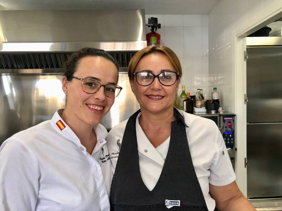 Lourdeds Villalobos y su ayudante Belen Abad, cocineras del restaurante ChinChin Capel