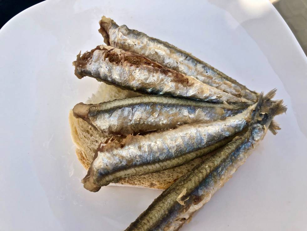 Manojillo de boquerones sobre rodaja de pan, al estilo tradicional Capel