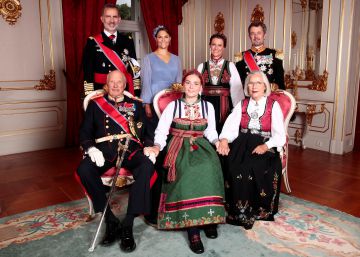 La princesa Ingrid Alexandra de Noruega recibe su confirmación ante el rey Felipe