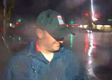 Un rayo impacta cerca de un reportero durante una tormenta en Phoenix