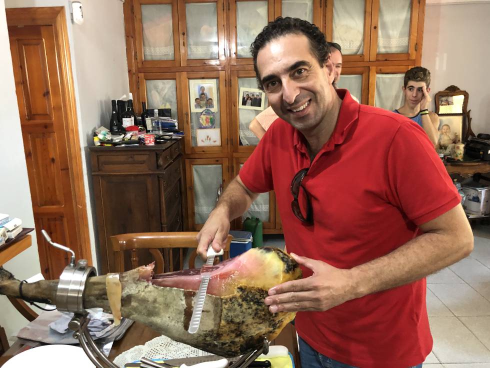 David Corbacho cortando una paletilla de iberico alimentado con castañas y bellotas Capel