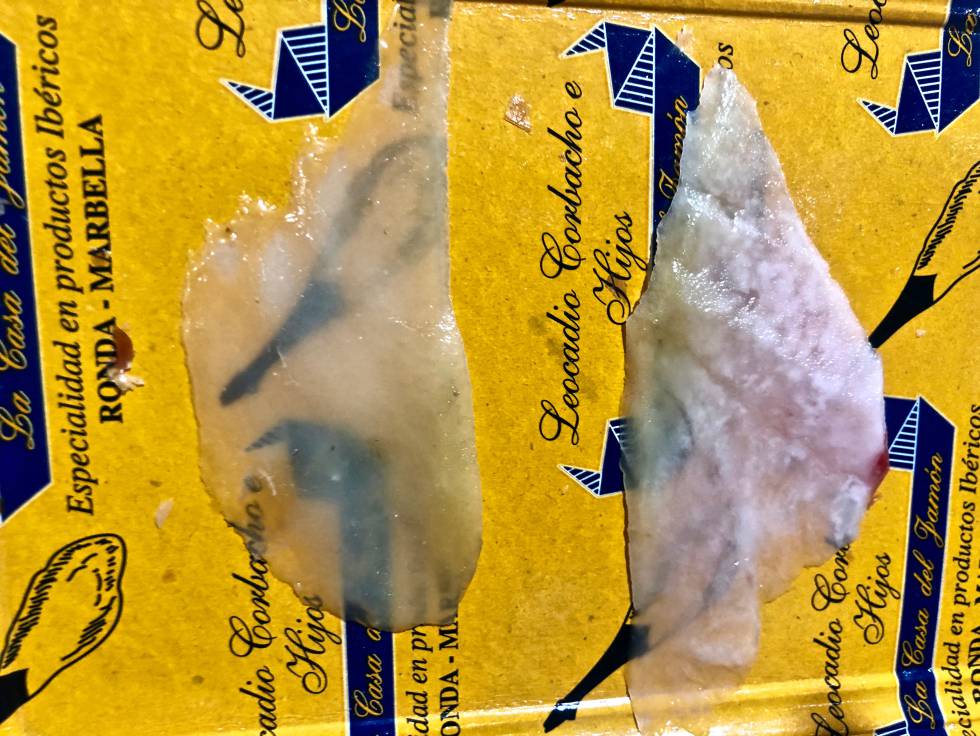 A la izquierda tocino de un jamón de bellota, a la derecha el alimentado con castañas y bellotas Capel