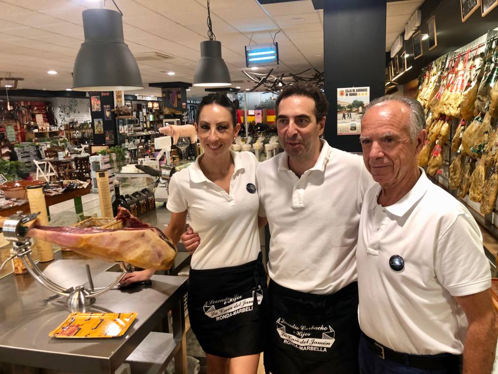 Leocadio Corbacho con sus dos hijos Lourdes y David Capel