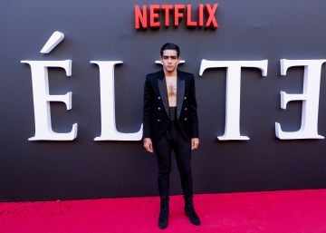 Omar Ayuso da una clase magistral de transgresión en la alfombra roja de ‘Élite’