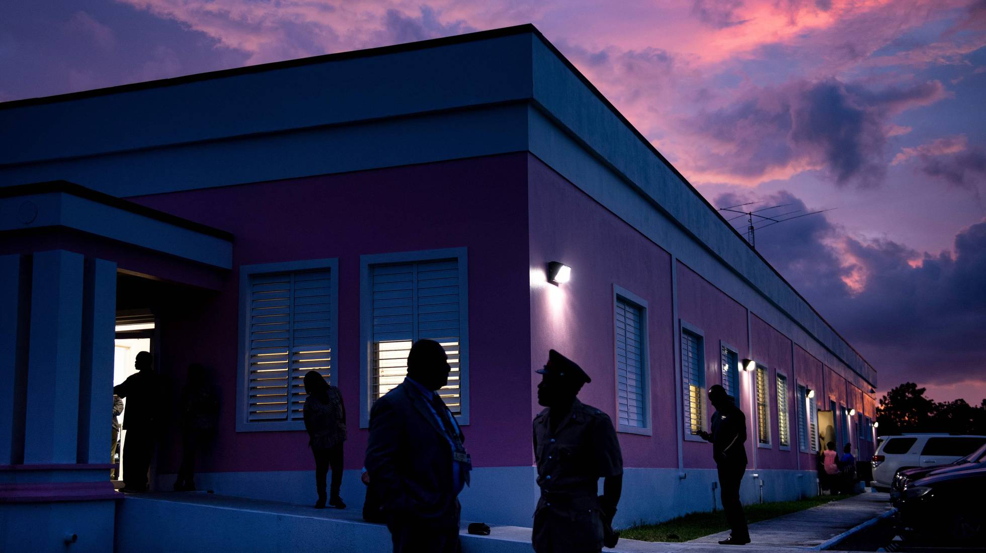 Oficiales conversan a las afueras de la Agencia Nacional de Manejo de Emergencias en Nasáu (Bahamas).