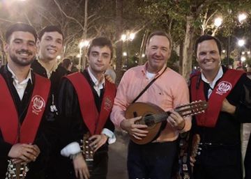 Desterrado de Hollywood, turista en Sevilla: el curioso vídeo de Kevin Spacey cantando con la tuna