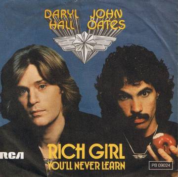 Portada del single de 'Rich girl'. Oates lleva en la mano una manzana mordida.