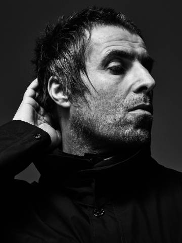 Liam posa de perfil con una chaqueta Stone Island, la marca italiana popularizada por los 'hooligans' que acompañaban a sus equipos por el continente.
